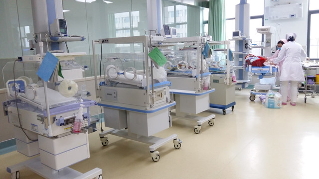 早产婴儿培养箱 护士