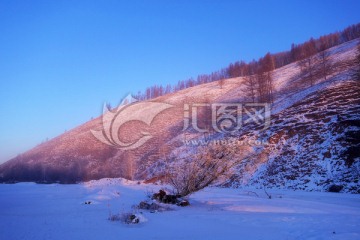 朝阳照耀雪原