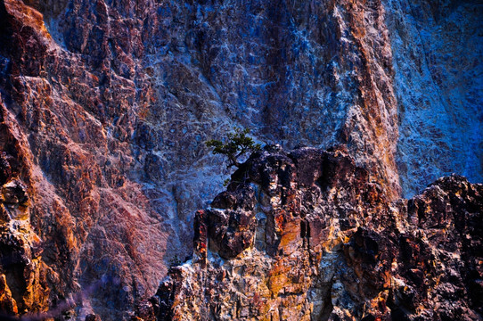 峡谷怪石