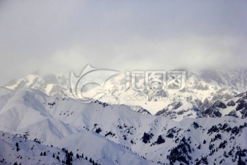 天山 雪山 云雾