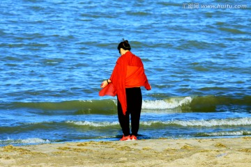 湖水边的红衣女人