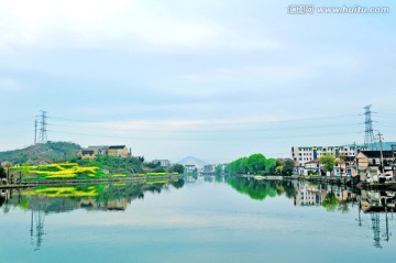 湖边小山上的油菜花与小庙