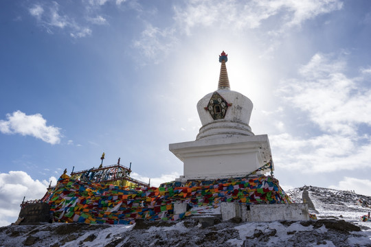 折多山垭口冬季风光 白塔 佛塔