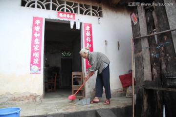 百岁老人凌立娟扫地