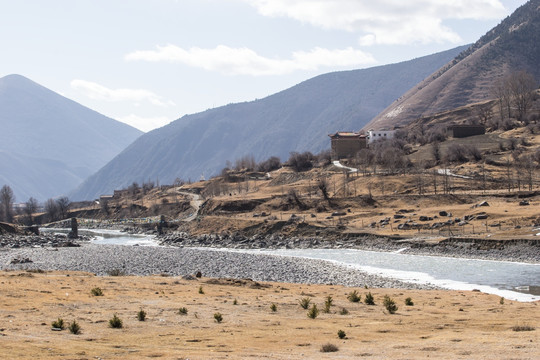 朋布西乡藏族村寨