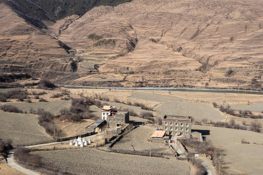 俯瞰河谷里的藏族村寨