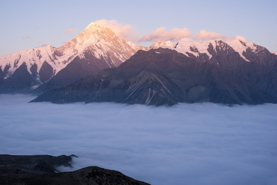 贡嘎山西坡主峰夕照