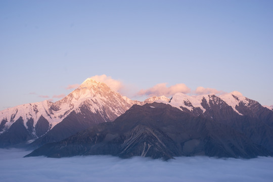 贡嘎山西坡主峰夕照