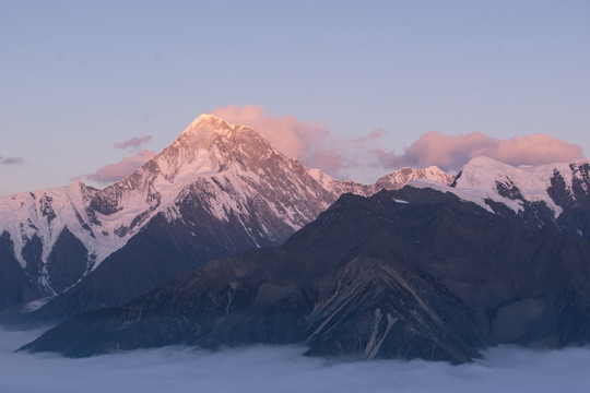 贡嘎山西坡主峰夕照