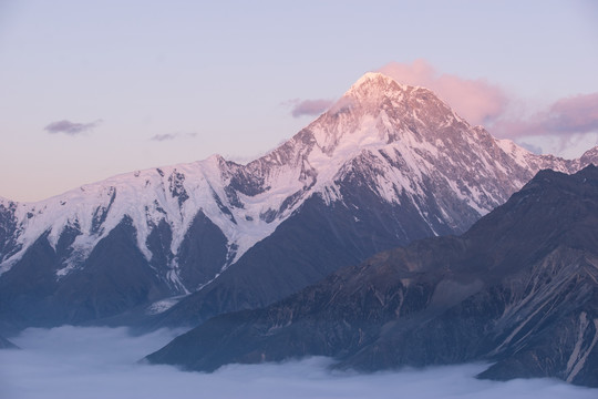 贡嘎山西坡主峰夕照