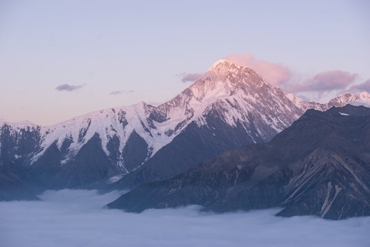 贡嘎山西坡主峰夕照