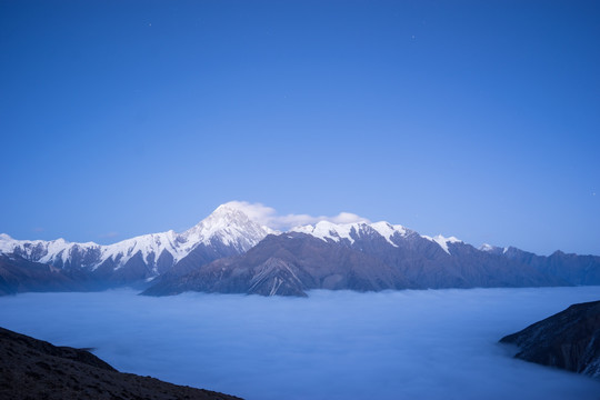 星空下的贡嘎山西坡主峰