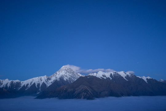 星空下的贡嘎山西坡主峰