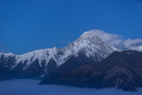 星空下的贡嘎山西坡主峰