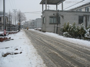 雪后泥泞的道路