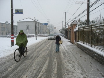 雪中行路的人