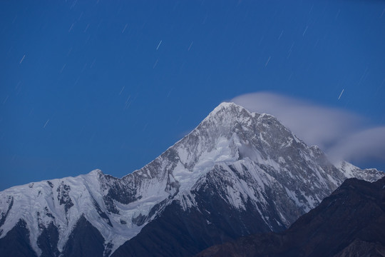 星空下的贡嘎山西坡主峰