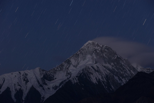 星空下的贡嘎山西坡主峰