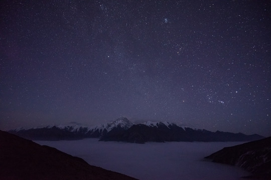 星空下的贡嘎山西坡主峰