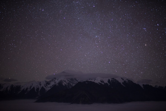 星空下的贡嘎山西坡主峰