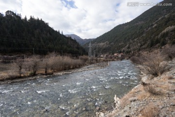 河流尽头的藏族村寨