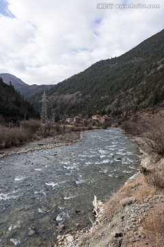 河流尽头的藏族村寨 竖片