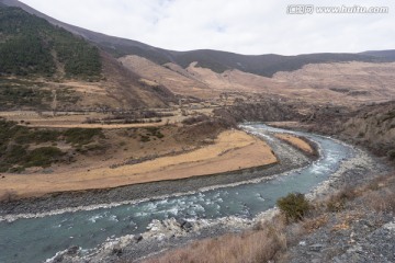 河谷边的藏族村寨
