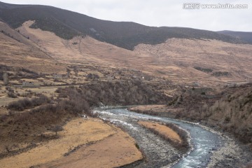 河谷边的藏族村寨