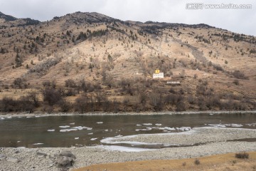 山腰上的藏传佛教寺庙