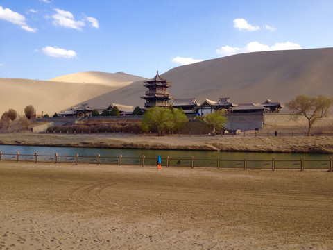 甘肃敦煌鸣沙山月牙泉景区