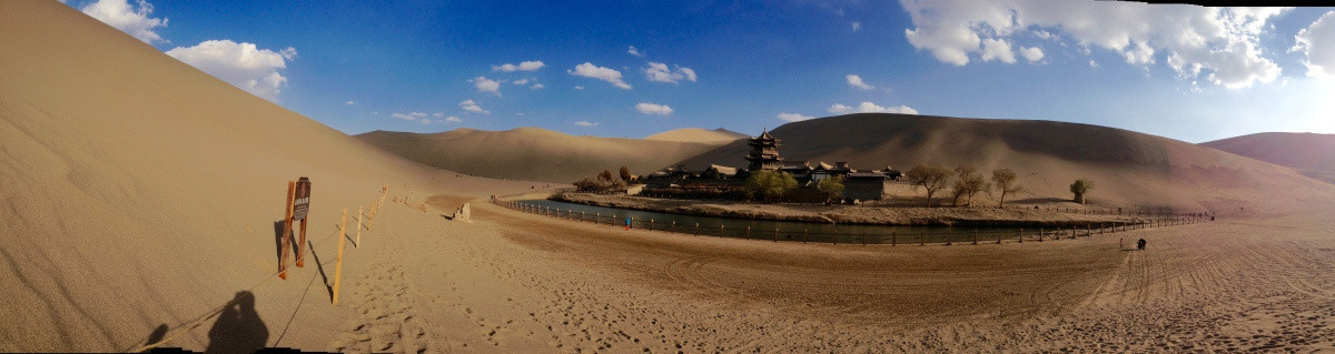 甘肃敦煌鸣沙山月牙泉景区全景