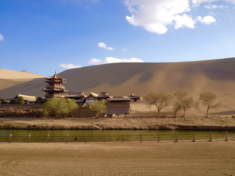 甘肃敦煌鸣沙山月牙泉景区