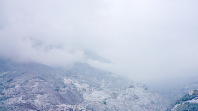 白雾雪景