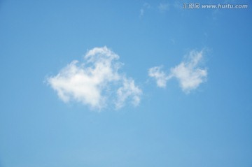 蓝天中鱼状的白云