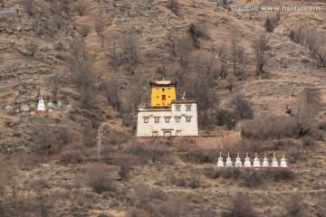 山腰上的藏传佛教寺庙