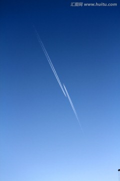 天空 两架对飞的飞机