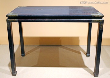 清代紫檀鎏金铜包角条桌