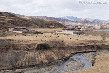 山间河畔的藏族村寨