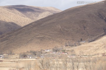 山间的藏族村寨