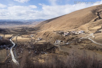 山间的藏族村寨