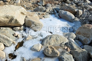 河底卧雪