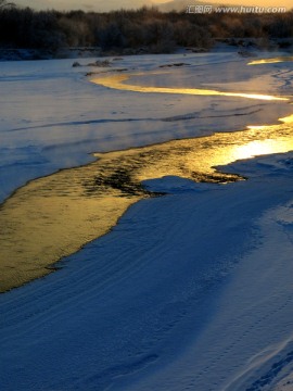傍晚的不冻河竖幅