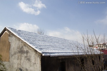 雪景 树枝 蓝天 小屋