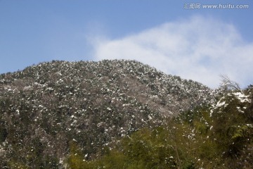 乡村雪景 山岳 蓝天白云树