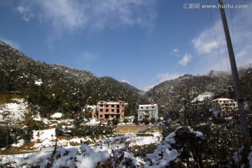 乡村雪景 山岳 蓝天白云树