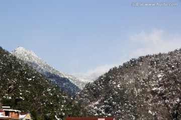 乡村雪景 山岳 蓝天白云树