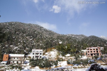 乡村雪景 山岳 蓝天白云树