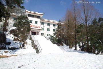 下雪天 小路 树木 山村酒店