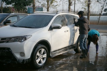 两人洗车
