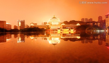 重庆人民大礼堂 雨景倒影